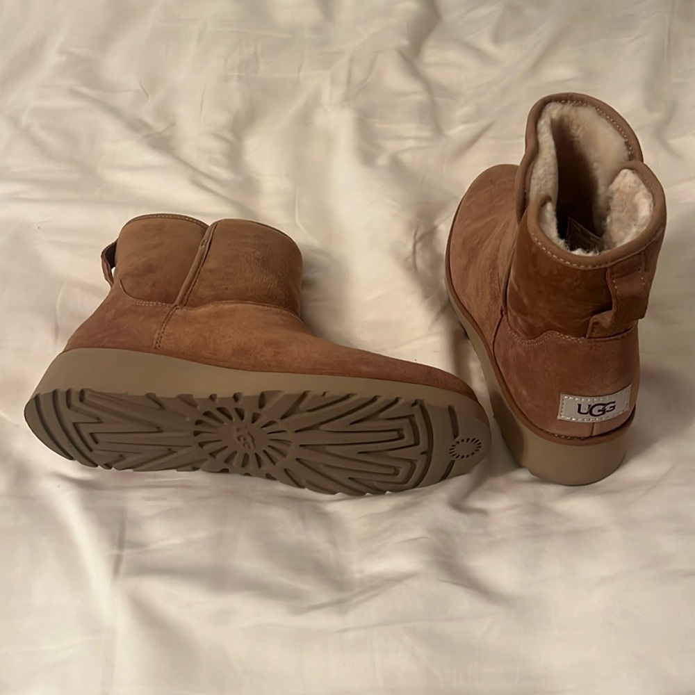 Like new Ugg boots 8.5 tan fantastic condition